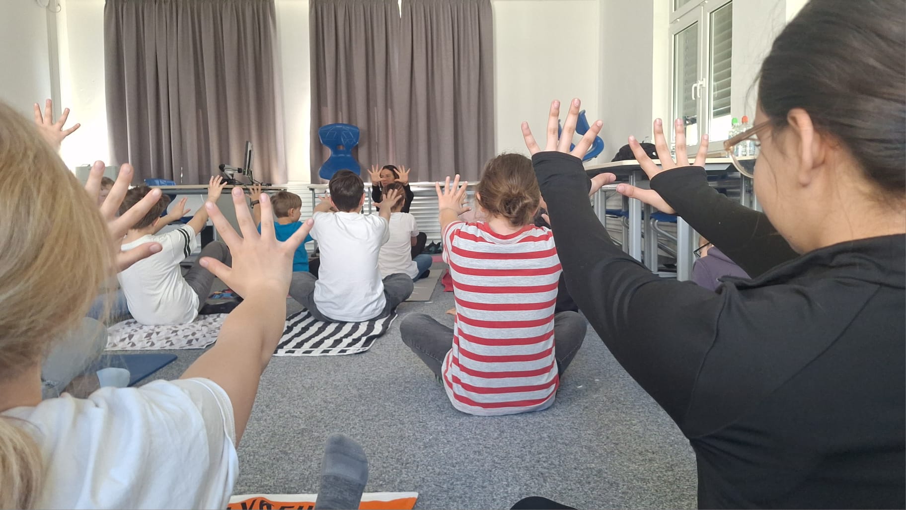 Yoga in Schulen Bayreuth - kinderyoga in klassenzimmer