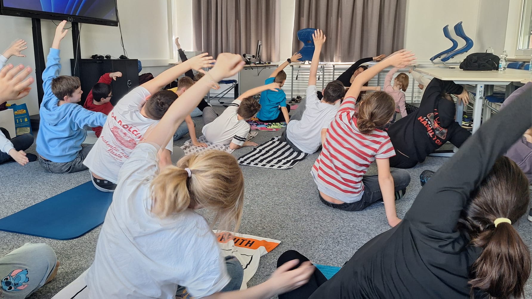 Yoga in Schulen Bayreuth - Schulyoga mit Babsi - kinder machen yoga in klassenzimmer