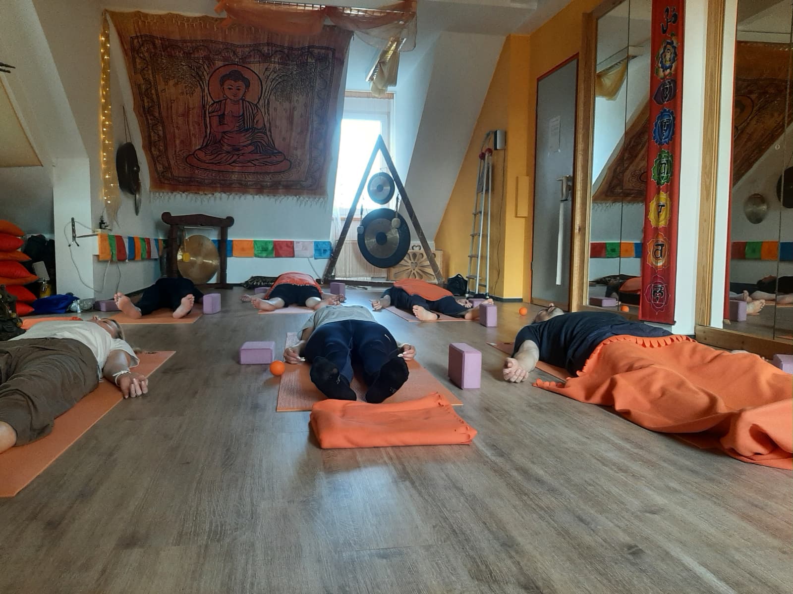 shavasana mit 5 yogaschülern im yogastudio bayreuth mit babsi