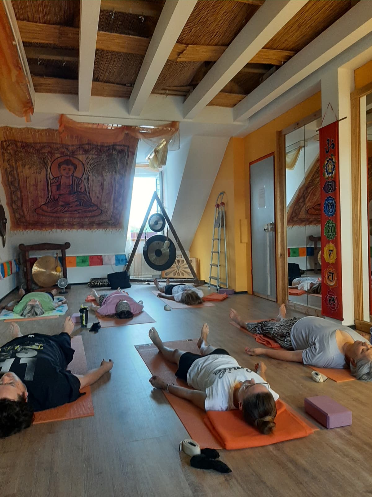 Shavasana-5 yogaschüler liegen im shavasana bei yogastudio bayreuth mit babsi