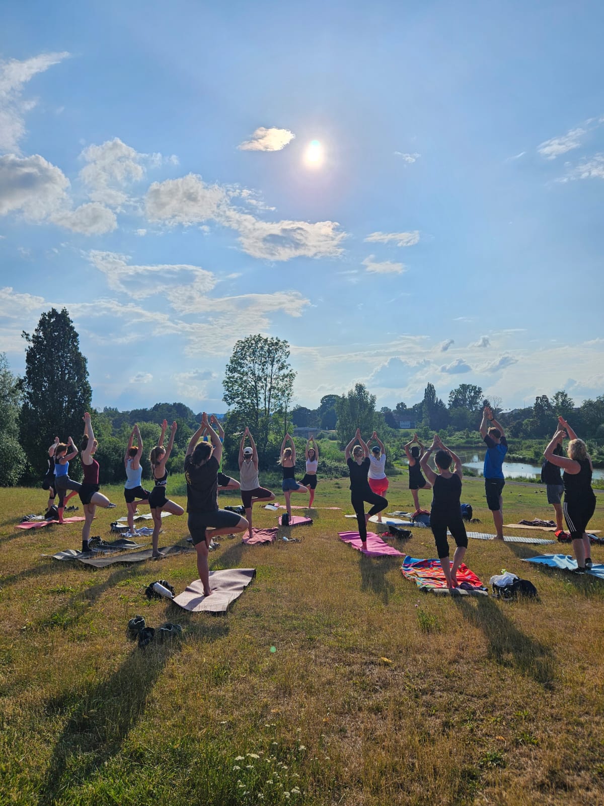 Wilhelminenaue_Bayreuth_Yoga_gruppe mit babsi in der wiese